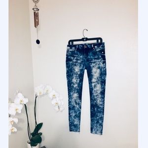 Acid Wash Blue Jeans cut-off ankles